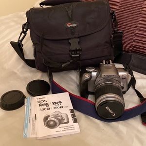 Canon EOS REBEL T2 300X Camera and Lowepro Camera Bag 25000917 film/photography